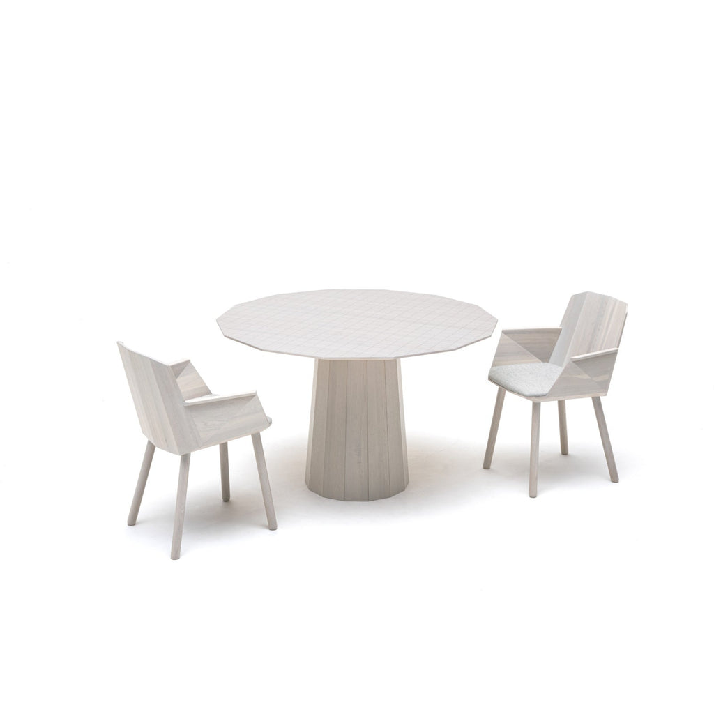 FAUTEUIL EN BOIS DE COULEUR BEIGE